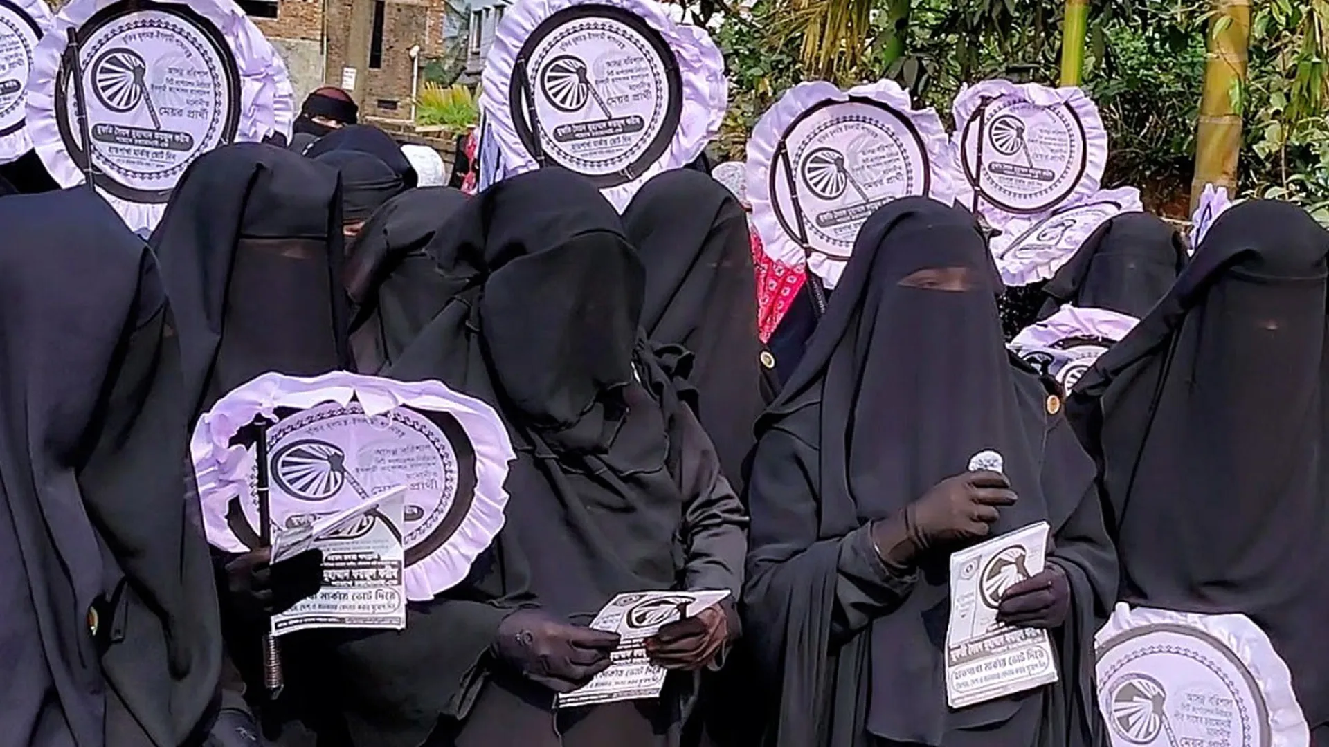   বরিশাল-৫ আসনে হাতপাখার পক্ষে প্রচারণায় মাঠে নারী কর্মীরা